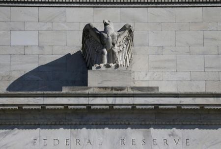 米セントルイス地区連銀のブラード総裁は３日、新型コロナウイルスのパンデミック（世界的大流行）は今年前半に緩和し、米経済の成長が年内に非常に力強くなるという見通しを示した。ワシントンのＦＲＢ本部で２０１９年３月撮影（２０２０年　ロイター/Leah Millis）