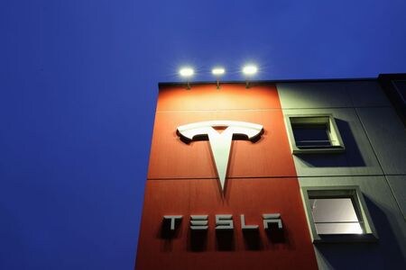 インドのガドカリ運輸相は、米電気自動車（ＥＶ）大手テスラが来年にインド国内で販売を開始すると述べた。２８日付の日刊紙インディアン・エクスプレスが伝えた。スイス・ベルンで１０日撮影（２０２０年　ロイター/ARND WIEGMANN）