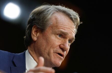 　米金融大手バンク・オブ・アメリカ（ＢｏｆＡ）のブライアン・モイニハン最高経営責任者（写真）は３０日、第２・四半期の投資銀行業務の手数料は前年同期比１０─１５％増加するとの見通しを示した。写真はワシントンの米議会で昨年１２月撮影（２０２４年　ロイター/Evelyn Hockstein）