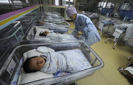 　５月２１日、報道によると、中国は、１家族が設けられる子どもの数に対する制限の撤廃を検討している。安徽省の病院で２０１１年４月撮影（２０１８年　ロイター）