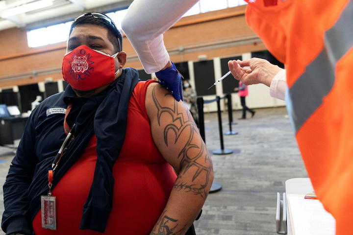 アメリカではワクチン接種当初は混乱も生じていたが　Cheney Orr-REUTERS