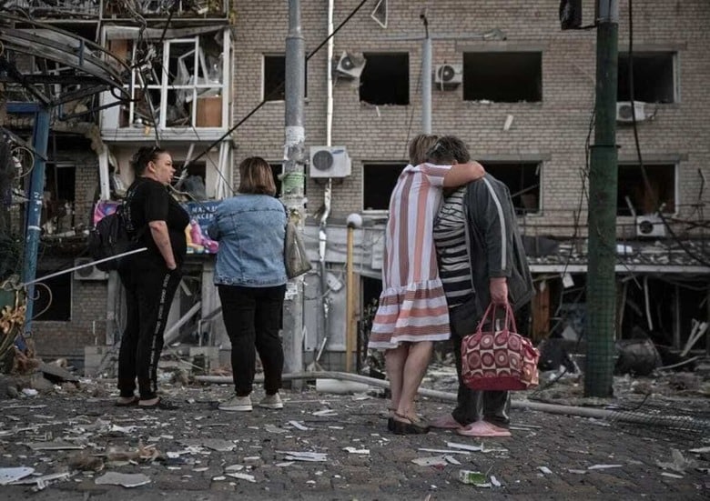 ８月３１日、 ドイツのメルツ首相は公共放送ＺＤＦのインタビューでウクライナ戦争について「長期にわたって続く事態に備えている」と述べた。写真は３０日、ロシアの攻撃を受けたザポロジエの集合住宅前で撮影（２０２５年　ロイター）