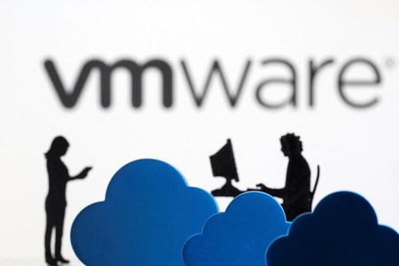 クラウド関連大手の米ＶＭウェアは２２日、米半導体大手エヌビディアと組んで、クラウドではなく自前のデータセンターでの生成ＡＩ（人工知能）の開発を望む企業向けに新たなソフトウエアツール群を開発したと発表した。写真は、ⅤMウェアのロゴ。２０２２年２月８日に撮影。（２０２３年　ロイター／Dado Ruvic）
