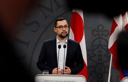 デンマーク領グリーンランド自治政府のムテ・エーエデ首相（写真）は１３日、米国と防衛分野と鉱物資源探査などで緊密に協力する意向を示した。１０日撮影（２０２５年　ロイター/Tom Little）