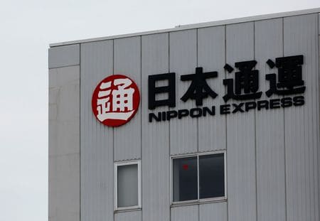 　５月１２日、ＮＩＰＰＯＮ　ＥＸＰＲＥＳＳホールディングス（ＮＸＨＤ）は１２日、オーストリアの物流会社カーゴ・パートナーを完全子会社化すると発表した。写真は同社傘下の日本通運のロゴ。都内で２０１８年６月撮影（２０２３年　ロイター／Issei Kato）