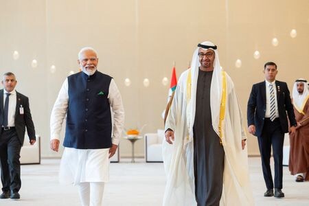 　インドとアラブ首長国連邦（ＵＡＥ）は２月１３日、中東経由でインドと欧州を海上・鉄道で結ぶ貿易回廊に関する協定に調印した。写真左はインドのモディ首相、右はＵＡＥのムハンマド大統領。アブダビで撮影されたUAE Presidential Court提供写真（２０２４年　ロイター）