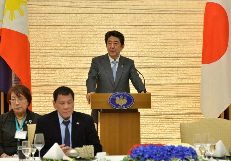 １０月２６日、安倍晋三首相とフィリピンのドゥテルテ大統領は会談し、中国がほぼ全域の領有権を主張する南シナ海問題について、平和的解決に向けて協力することで一致した。代表撮影（２０１６年　ロイター/David Mareuil）