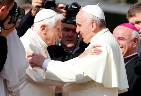 　　８月２２日、ローマ教皇フランシスコ（写真右）は前教皇のベネディクト１６世（同左）と同様に存命のまま退位するのではないかとの観測がくすぶっておいるが、生前退位した教皇の身分などを定めていないカトリック教会の規定の不備が浮き彫りになっている。バチカンで２０１４年９月撮影（２０２２年　ロイター/Tony Gentile）