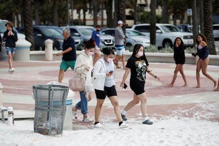 ロイターの集計によると、米国で２４日、新型コロナウイルス感染者が累計３０００万人を突破した。週間の感染者数は１月以来初めて増加に転じ、５０州中３０州で増加した。フロリダ州クリアウォータービーチのようす。１９日撮影（２０２１年　ロイター／Octavio Jones）