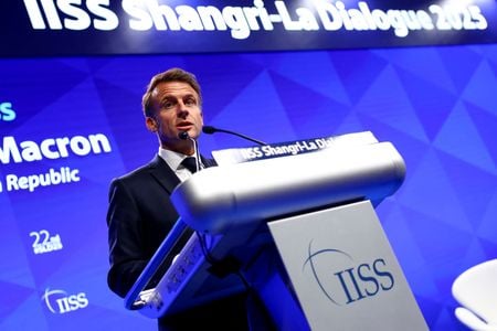 フランスのマクロン大統領は３０日、世界の２大経済大国である米中の分裂こそが現在世界が直面している主要なリスクであるとの認識を示し、フランスとインド太平洋諸国の間で新たな連携を築く必要性を強調した。（２０２５年　ロイター/Edgar Su）