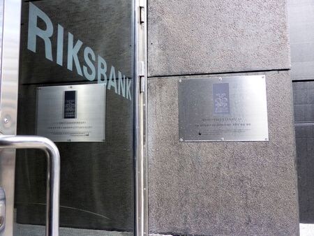 　１１月２６日、スウェーデン中央銀行は資産買い入れプログラムの規模を拡大し、期間も延長すると発表した。写真は２０１６年８月、同中銀前で撮影（２０２０年　ロイター／Violette Goarant）