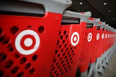 　７月２７日、米小売大手ターゲットは、新型コロナウイルス感染拡大を受けた衛生対策として、今年の感謝祭休暇は店舗を休業すると発表した。写真はカリフォルニア州アズサの店舗で２０１７年１１月撮影（２０２０年　ロイター／Lucy Nicholson）