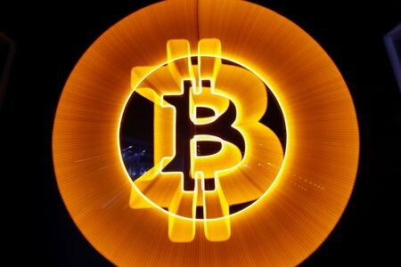 　７月１９日、暗号資産（仮想通貨）のビットコインが２２０５ＧＭＴ（日本時間２０日午前７時０５分）時点で前日終値比５．１１％上昇し、２万３５６４．９３ドル。ブエノスアイレスのカフェで５月５日撮影（２０２２年　ロイター/Agustin Marcarian）