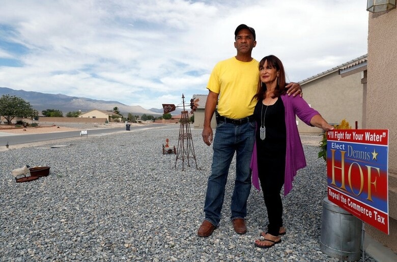 デニス・ホフ氏を支持するビクトル・フェンテス牧師と妻のアネットさん。米ネバダ州バーランプで１５日撮影（２０１８年　ロイター/Steve Marcus）