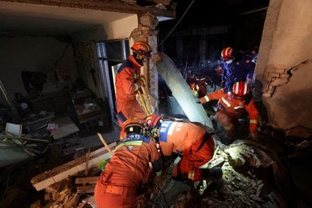 　１２月１９日、中国内陸部の甘粛省と青海省の境界付近で地震が発生し、少なくとも１１１人が死亡、２３０人以上が負傷した。写真は甘粛省カンディアオ村の災害現場で救助活動に当たる人々（２０２３年　ロイター/China Daily）