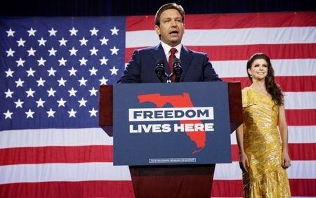 　１１月８日、米中間選挙は、投開票が行われ、エジソン・リサーチによるとフロリダ州の知事選で共和党のロン・デサンティス氏（写真）が再選を確実にした。写真はフロリダ州タンパで撮影（２０２２年　ロイター／Marco Bello ）