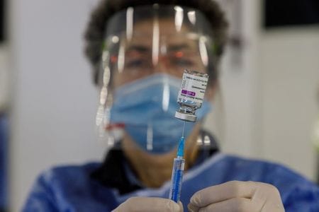 英アストラゼネカの新型コロナワクチンとまれな血栓症の発症が関連している可能性があるとの指摘を受け、８日までに使用に年齢制限を設定する国が相次いでいるほか、同社ワクチンの購入をストップする動きも出ている。写真は４月７日、クロアチア・ザグレブで撮影。（２０２１年　ロイター／Antonio Bronic）