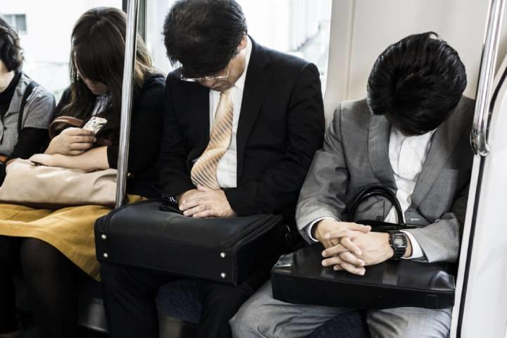 疲れがにじむ通勤電車のサラリーマン（写真はイメージ）aluxum-iStock