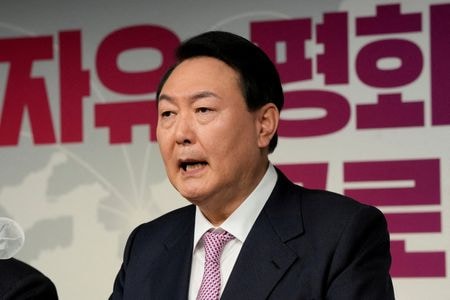 　３月３日、韓国大統領選が９日に迫る中、保守系最大野党「国民の力」の尹錫悦（ユン・ソクヨル）候補（写真）と野党「国民の党」の安哲秀（アン・チョルス）候補が、尹氏に野党候補を一本化すると表明した。写真は１月韓国ソウルでの代表撮影（２０２２年／ロイター）
