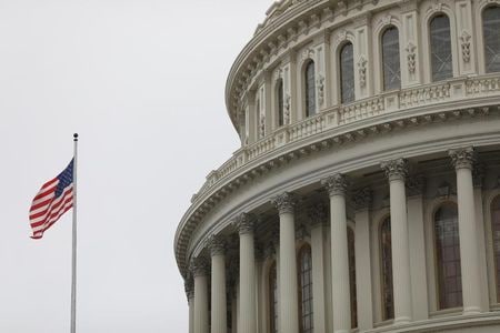 ６月１０日、米財務省が発表した５月の財政収支は６６０億ドルの赤字と、赤字額は予想の１２００億ドルより小幅にとどまった。経済が新型コロナウイルス感染の影響から回復し歳入が堅調となる一方、医療関連の支出が一段と減少した。写真は２０２０年３月、ワシントンの国会議事堂（２０２２年　ロイター／Tom Brenner）