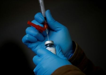 世界保健機関（ＷＨＯ）は２６日、米モデルナの新型コロナウイルスワクチンの推奨使用法を発表した。同時に緊急使用承認の手続き加速に向け、モデルナと協力していると明らかにした。ワシントン州スクイムで２３日撮影（２０２１年　ロイター/LINDSEY WASSON）