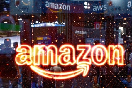 　米アマゾン・ドット・コムは７月３日、家庭用ロボットに重点を移すため、中小企業向けのセキュリティーロボット事業「アストロ・フォー・ビジネス」を中止すると発表した。写真は同社のロゴ。昨年６月、パリで撮影（２０２４年　ロイター/Gonzalo Fuentes）