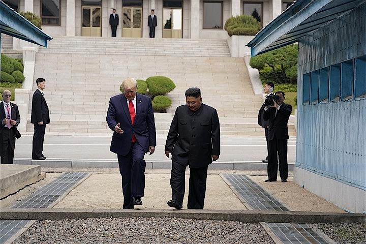 トランプ米大統領と北朝鮮の金正恩朝鮮労働党委員長が、南北軍事境界線の非武装地帯で面会した。両首脳は境界線で握手した後、トランプ大統領が軍事国境線を越えて北側に入り、その後、金委員長が境界線を越えて南側に入った。写真は板門店で同日撮影（２０１９年　ロイター/Kevin Lamarque）