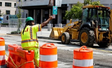 米サンフランシスコ地区連銀のデイリー総裁は８日、ブルッキングズ研究所で発表予定の共著論文のデータを引用し、１９９０年以降人種や民族間の不平等が米経済に約５１兆ドルの損失をもたらしているとの見方を示した。写真はワシントンの建設現場。７月撮影。（2021年 ロイター/Gabrielle Crockett ）