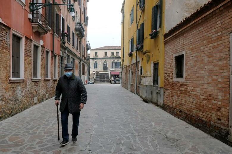 イタリア市民保護局は１８日、新型コロナウイルスの感染による死者数が過去２４時間で４７５人増え、合計で２９７８人になったと発表した。ベニスで１３日撮影（２０２０年　ロイター/Manuel Silvestri）