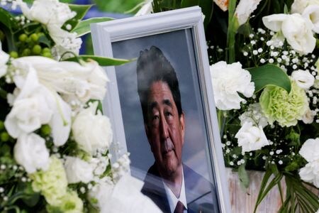 　８月２５日、複数の国内メディアによると、警察庁の中村格長官は２５日の記者会見で辞任する意向を示した。写真は安倍元首相の遺影。都内で７月撮影（２０２２年　ロイター／Kim Kyung-Hoon）