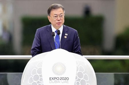 韓国の文在寅大統領は、北朝鮮が核実験や長距離ミサイル実験を再開すれば、朝鮮半島は「即座に」危機に陥ると述べ、そうした事態を回避する措置が必要だと強調した。写真は、２０２２年１月１６日にドバイで講演する同大統領。（２０２２年　ロイター／Christopher Pike）