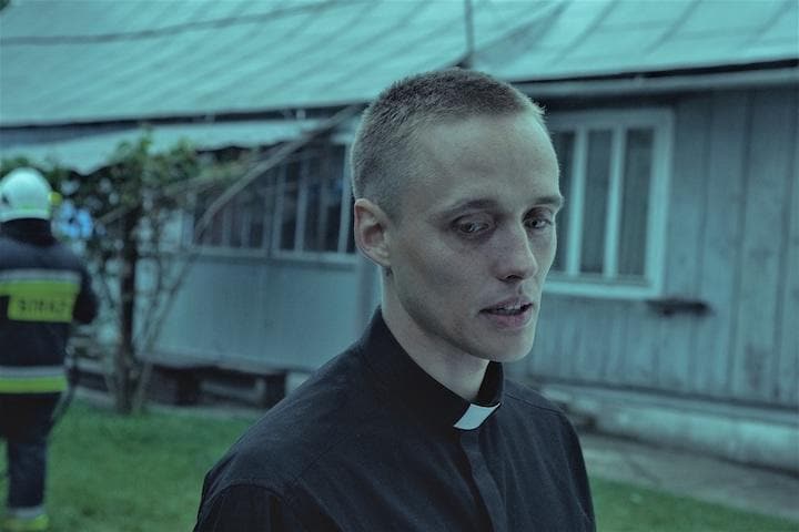 立ち寄った村の教会でふと「俺が司祭だ」と嘘をついた...... 『聖なる犯罪者』