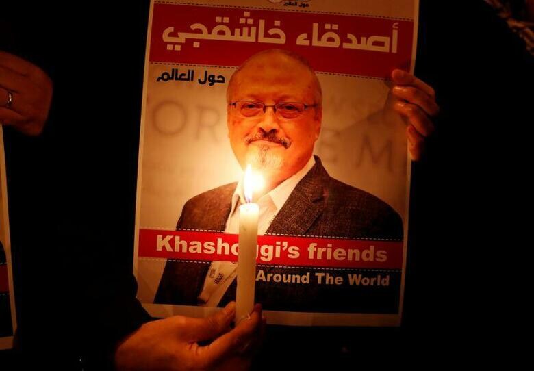 サウジアラビア人記者ジャマル・カショギ氏が昨年10月にトルコのイスタンブールのサウジ総領事館で殺害された事件で、サウジ刑事裁判所は、公判にかけられた11人のうち5人に死刑判決、3人に禁固刑を言い渡した。写真はイスタンブールでカショギ氏の写真を持って抗議活動に参加する人。2018年10月撮影（2019年　ロイター/Osman Orsal）