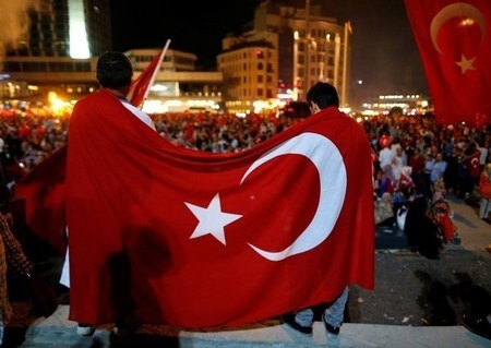　７月１８日、先週発生したトルコのクーデター未遂による混乱を受け、同国の投資適格級の信用格付けが危機に瀕しており、これ以上の事態悪化を招けば、保守的な投資家の一部に数十億ドル相当のトルコ資産を手放す動きが広がりそうだ。写真はイスタンブールで撮影（２０１６年　ロイター/Ammar Awad）