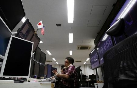　７月２７日、東京外国為替市場委員会は、東京市場の１営業日平均取引高が、昨年１０月の前回調査から約２．８％減少し３６２７億ドルとなったことを明らかにした。写真はＦＸ会社の従業員、３月撮影（２０１５年　ロイター/Yuya Shino）