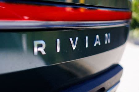 　１１月７日、米新興電気自動車（ＥＶ）メーカーのリビアン・オートモーティブが発表した第３・四半期決算は、売上高が市場予想を上回った。カリフォルニア州コスタメサで１日撮影（２０２３年　ロイター/Mike Blake）