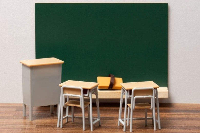 背景には教員の処遇改善が進まず教職の人気が低下していることがある　photoAC