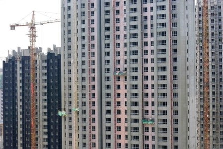 　９月１４日、中国国家統計局の発表に基づくロイターの算出によると、８月単月の中国不動産投資は前年同月比９．２％増となり、７月単月の１３．２％増から伸びが鈍化した。写真は集合住宅の建設現場。５月山東省で撮影（２０１８年  ロイター）