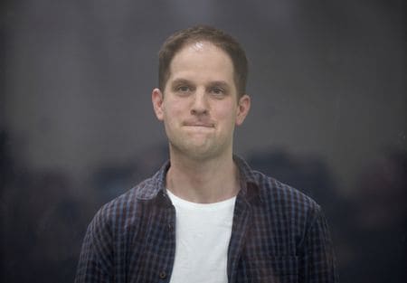 　ロシア大統領府（クレムリン）のぺスコフ報道官は１７日、スパイ容疑で拘束されている米紙ウォール・ストリート・ジャーナル（ＷＳＪ）のエバン・ガーシュコビッチ記者（写真）を含む囚人交換を巡り、米国と接触があったと明らかにした。モスクワの裁判所で４月撮影（２０２４年　ロイター／Tatyana Makeyeva）