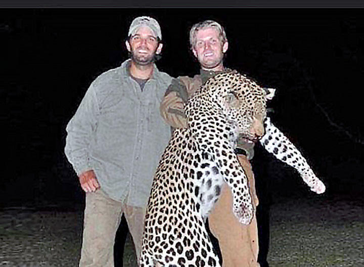 トランプの息子エリックとドン。ジンバブエで仕留めたヒョウと（2012年）　Mia Farrow/TWITTER　