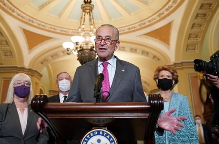 　米上院は８月３日、超党派による１兆ドル規模のインフラ投資法案を巡り２日目の審議を行った。与野党指導部が修正案の討議などを巡り言い争う中、法案の進展は緩慢なペースとなっている。写真は上院民主党トップのシューマー院内総務、ワシントンで撮影（２０２１年　ロイター/Kevin Lamarque）