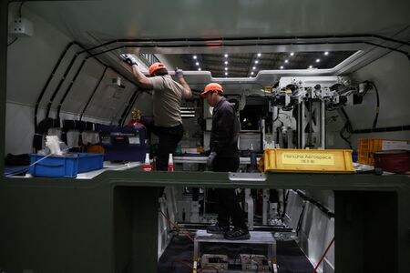 　７月３日、Ｓ＆Ｐグローバルが発表した６月の韓国製造業購買担当者景気指数（ＰＭＩ）は季節調整済みで４７．８と、前月（４８．４）から低下して３カ月ぶり低水準だった。写真は韓国チャンウォンにある工場で３月撮影（２０２３年　ロイター／Kim Hong-Ji）
