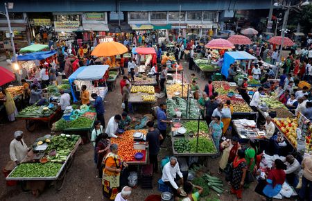 インド統計当局が１２日発表した１１月の消費者物価指数（ＣＰＩ）は前年同月比５．４８％上昇し、上昇率は１０月の６．２１％から鈍化した。写真は２０２３年８月、アーメダバードで撮影（２０２４年　ロイター/Amit Dave）