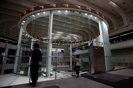 　１０月１０日、午前の東京株式市場で日経平均は、前営業日比１１７円０９銭高の３万９３９５円０５銭と小幅に続伸した。写真は都内にある東京証券取引所で２０１８年１０月撮影（２０２４　ロイター／Issei Kato）
