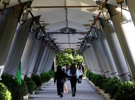 経済産業省が２９日に発表した１月の商業動態統計速報によると、小売業販売額（全店ベース）は前年比２．３％増だった。写真は都内で２０２２年１０月撮影（２０２４年　ロイター／Kim Kyung-Hoon）