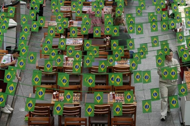 サンパウロの市営市場を歩く客。9月2日、ブラジルのサンパウロで撮影。REUTERS/Alexandre Meneghini
