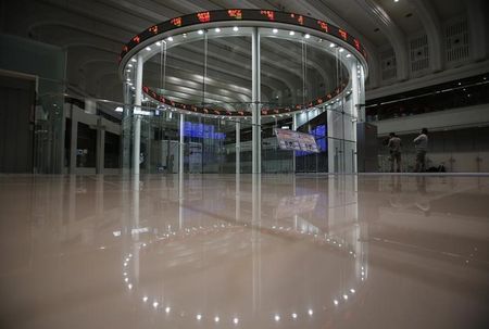 　１月３１日、寄り付きの東京株式市場で日経平均は、前営業日比２５円１６銭高の２万７４５８円５６銭と小幅に続伸して始まった。２０１３年４月、東京証券取引所で撮影（２０２３年　ロイター／Yuya Shino）