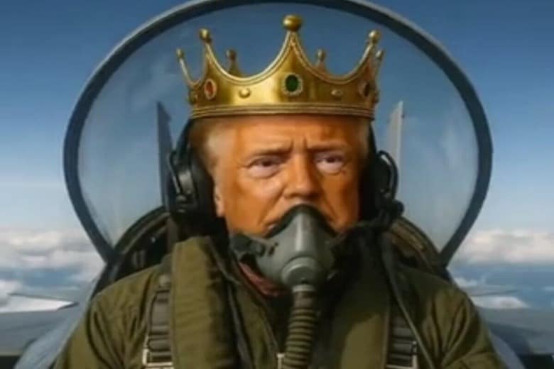 トランプが汚物をまき散らすAI生成動画で、王冠をかぶるトランプ　（トランプのトゥルース・ソーシャルに投稿された動画より）
