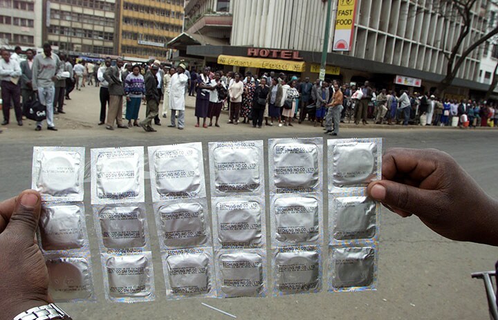 ケニアのナイロビで通行人にコンドームを売る行商人　George Mulala-REUTERS