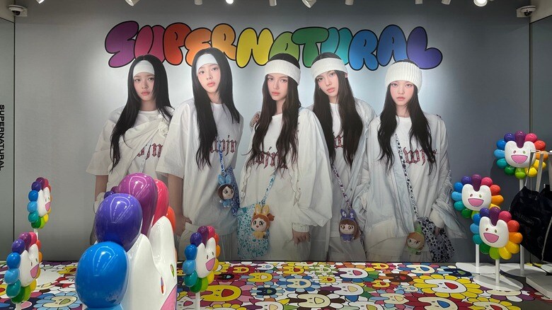 ソウルのLINE FRIENDS広場内にオープンしたNewJeansのポップアップストア　yllyso - shuttestock